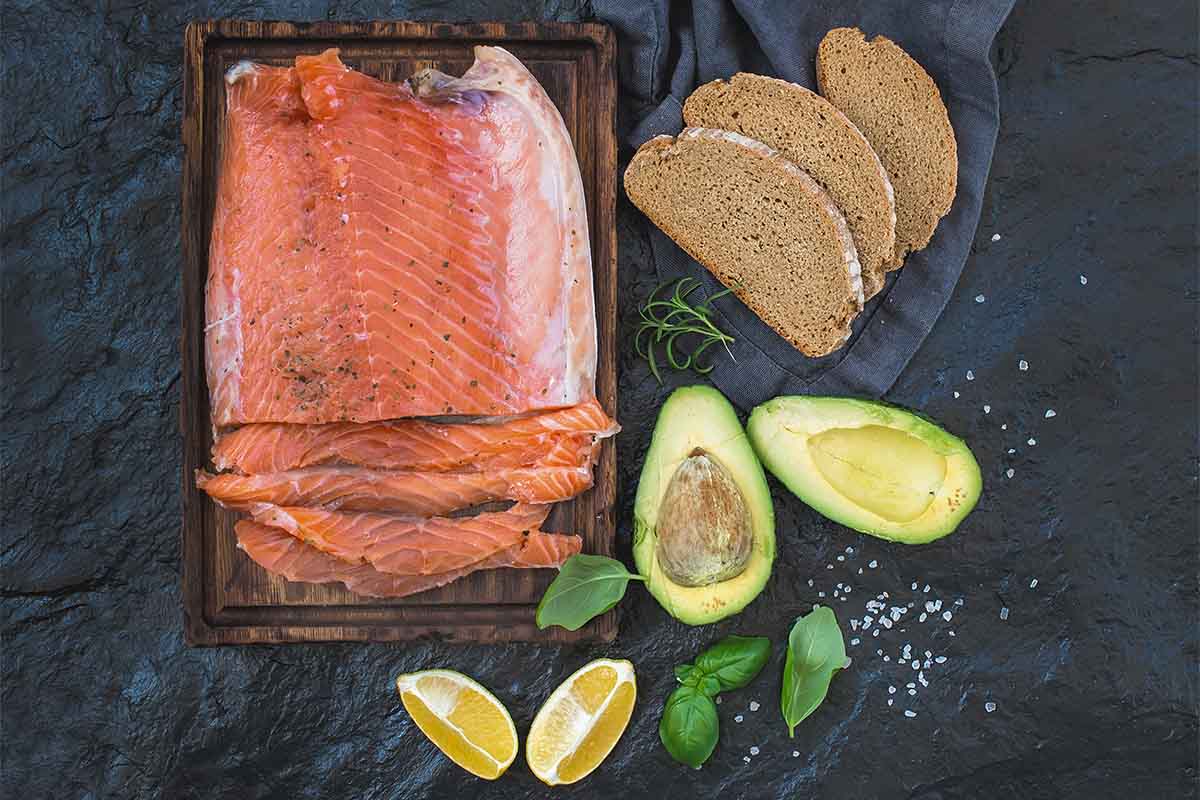 What does smoked salmon go best with?